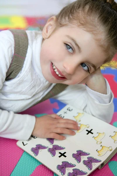 Krásný preschooler dívka studuje kniha — Stock fotografie