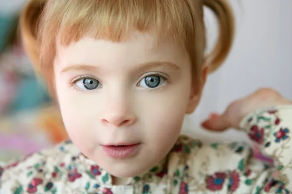 Gyönyörű kék szemek, mosolygós kislány — Stock Fotó