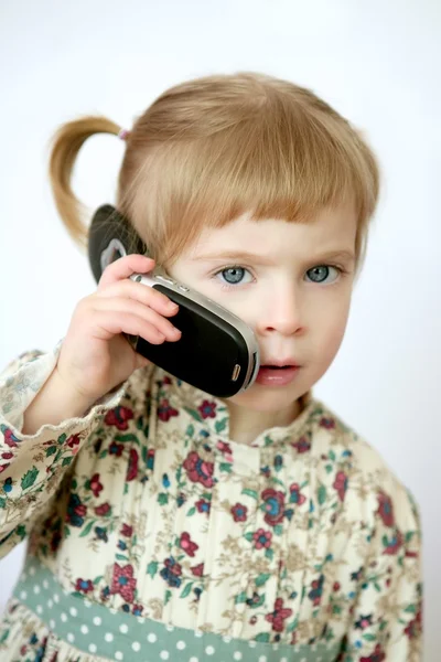 재미 있는 유아 여자 얘기 하는 모바일 휴대 전화 — 스톡 사진