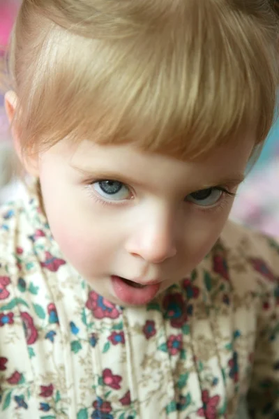 Menina bonita criança engraçado gesto zangado — Fotografia de Stock