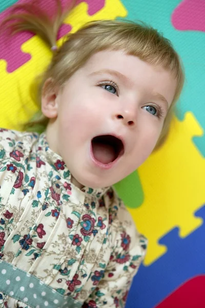 Красивая маленькая девочка смеется счастливо дома — стоковое фото