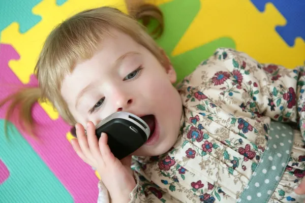 Roliga barn girl talar rörlig cell telefonerna — Stockfoto
