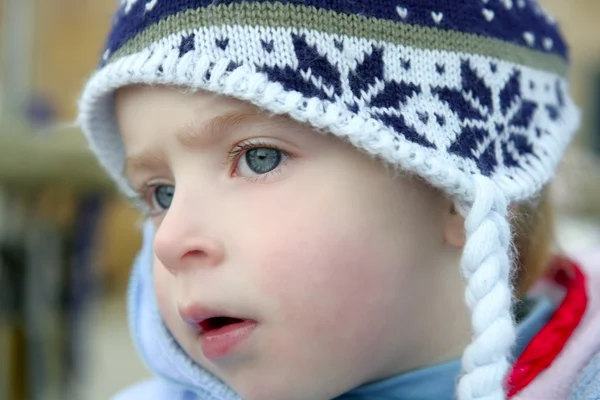 Маленька дівчинка з дерев'яним зимовим капелюхом — стокове фото