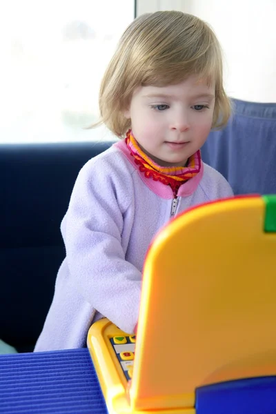 Menina da criança bonita com computador de brinquedo — Fotografia de Stock