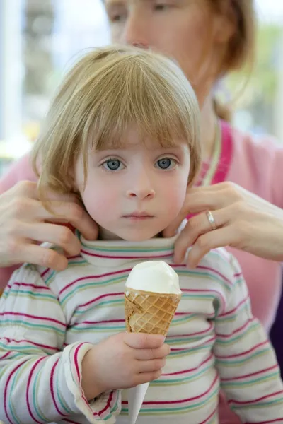 Όμορφο μικρό παιδί που τρώει παγωτό, φροντίδα μητέρα — Φωτογραφία Αρχείου