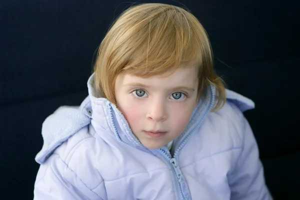 美しいブロンド幼児小さな女の子の冬をコートします。 — ストック写真