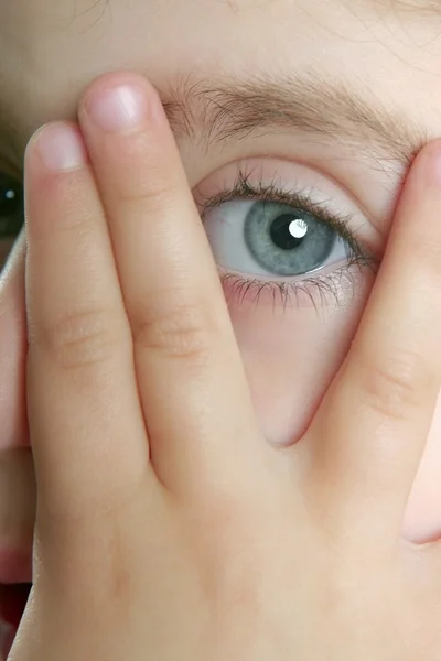 Klein meisje verbergen haar gezicht met vingers — Stockfoto