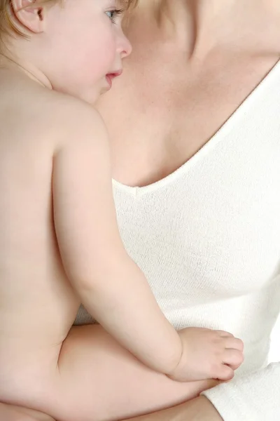 Mãe segurando bebê criança em suas mãos — Fotografia de Stock