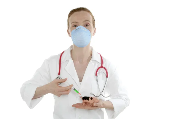 Arts met griepvaccin spuit en speelgoed varken — Stockfoto