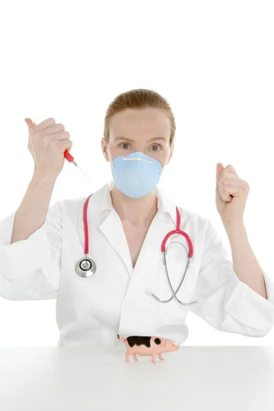 Arzt mit Grippe-Impfspritze und Spielzeugschwein — Stockfoto