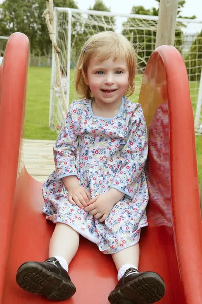 Hermosa niña rubia jugando en el parque —  Fotos de Stock