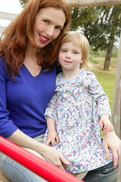 Redhead mamma och blonda dotter spelar — Stockfoto
