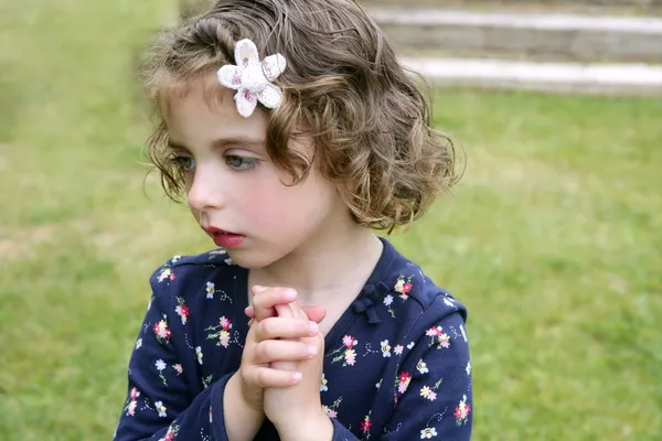 Küçük kız portre çimenlerin üzerinde güzel esmer mavi gözler — Stok fotoğraf