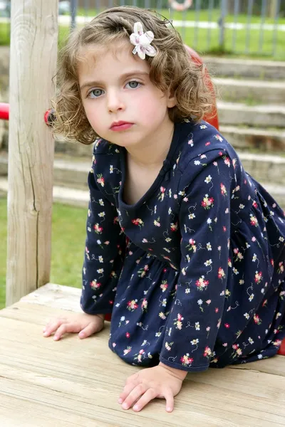 Kleines brünettes Mädchen spielt im Park — Stockfoto