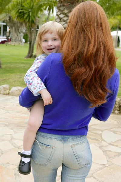 Redhead mamma och blonda dotter spelar — Stockfoto