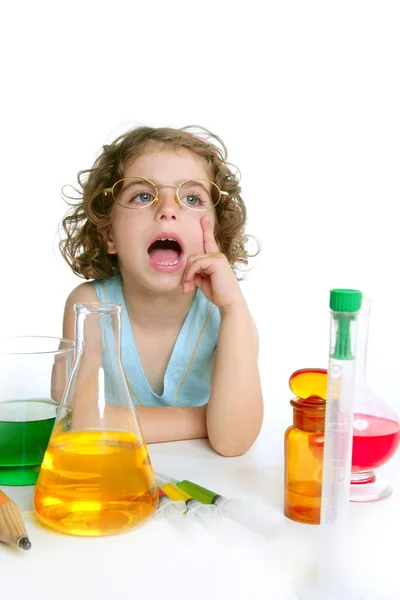 Szép kémia laborban játszik kislány — Stock Fotó