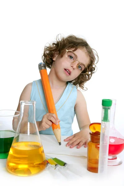 Vacker kemi lilla flicka som leker i lab — Stockfoto