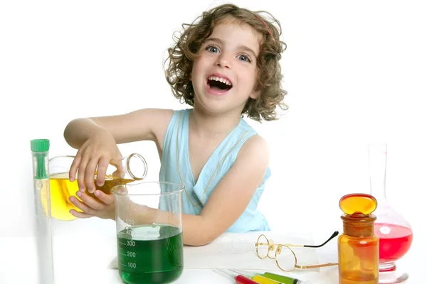 Bella chimica bambina che gioca in laboratorio — Foto Stock