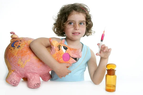 Маленькая девочка притворяется ветеринаром со свиньей — стоковое фото