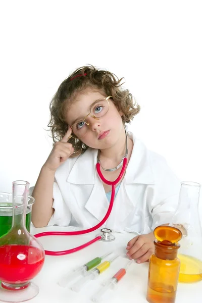 Flicka som låtsas vara läkare i laboratorium — Stockfoto