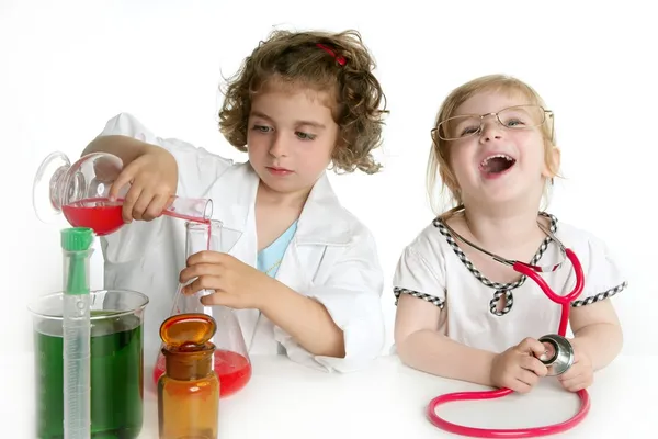 Meninas fingindo ser médico em laboratório — Fotografia de Stock