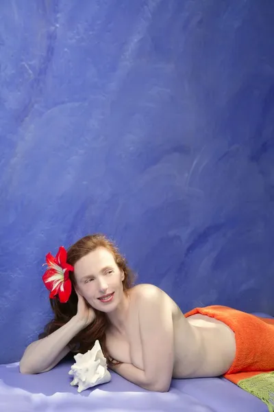 Schöne rothaarige Frau in Massage Blue Board — Stockfoto