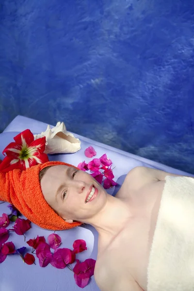 Aromatherapie auf blauem Brett rosa Blüten — Stockfoto