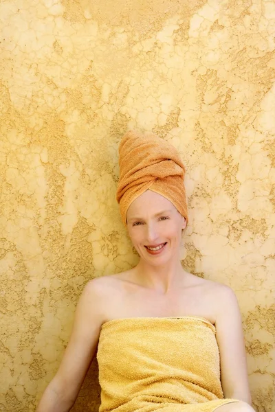 Mulher bonita com toalha de laranja na cabeça — Fotografia de Stock