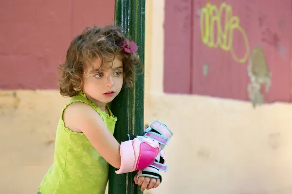 Маленька дівчинка ковзає ковзання безпеки обладнання обійняти полюс — стокове фото