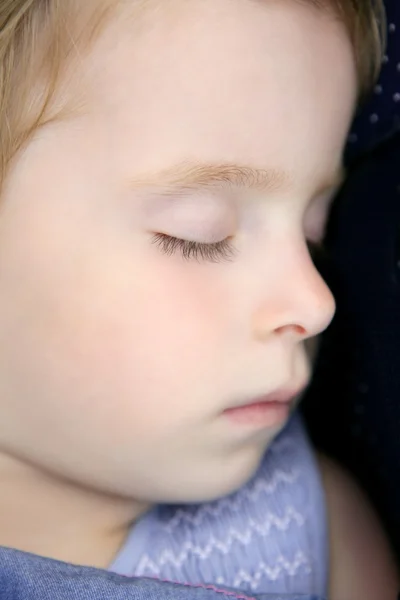 Detailní portrét malé blonďaté dítě spí — Stock fotografie