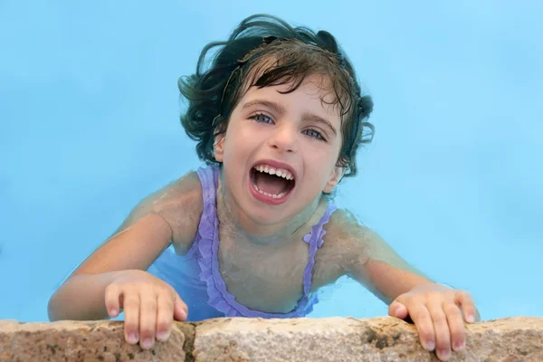 漂亮的小女孩，在游泳池中微笑 — 图库照片