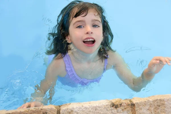 Mooi meisje glimlachend in zwembad — Stockfoto