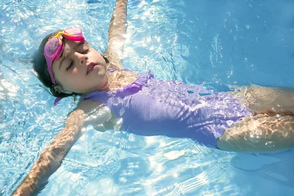 파란 수영장에 수영 하는 아름 다운 소녀 — 스톡 사진