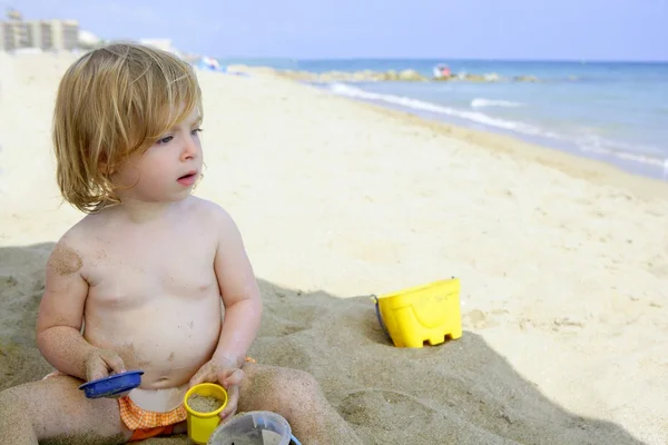 Çocuklar üzerinde plaj güneş ekran koruma nem — Stok fotoğraf