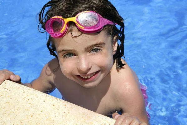 漂亮的小女孩，在游泳池中微笑 — 图库照片
