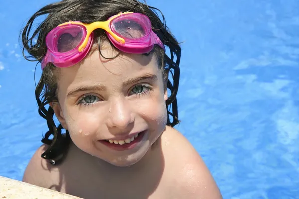 Όμορφο κοριτσάκι χαμογελώντας στην πισίνα — Φωτογραφία Αρχείου