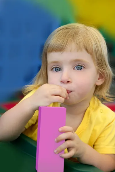 Krásná blonďatá dívka pití růžové šťávy — Stock fotografie
