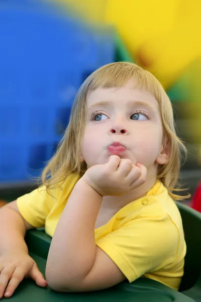 Rubia niña divertida expresión en su boca —  Fotos de Stock