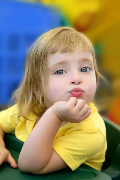 Blond meisje grappige expressie in haar mond — Stockfoto