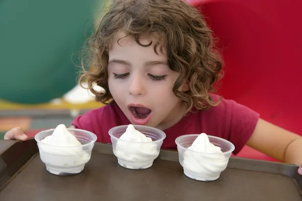 Schattig meisje houden drie ice cream — Stockfoto