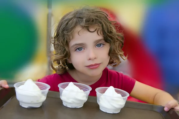 Adorabile bambina che tiene tre gelati — Foto Stock