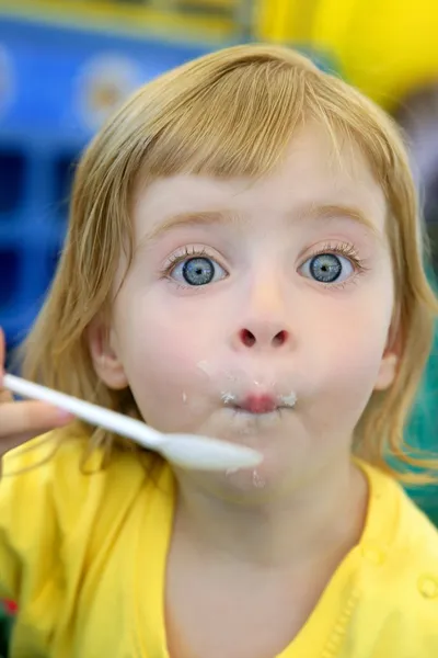 Petite fille blonde mangeant et gesticulant — Photo