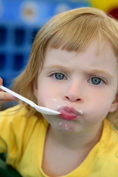 Loira menina comendo e gesticulando — Fotografia de Stock