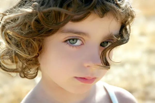 Krásná malá holka portrét outdoo — Stock fotografie