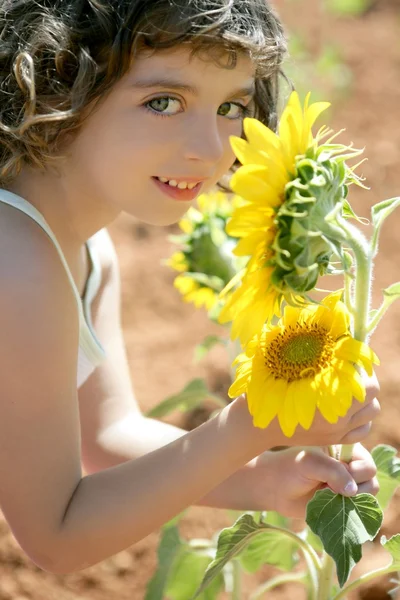 Bella bambina in un campo estivo di girasole — Foto Stock