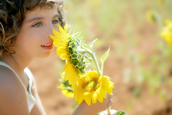 Hermosa niña en un campo de girasol de verano —  Fotos de Stock