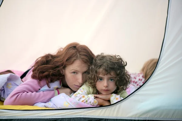 Camping tente vacances avec mère et filles — Photo