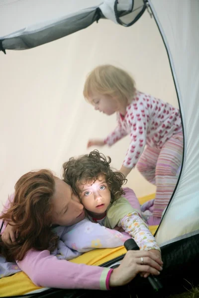 与母亲和女儿的野营帐篷度假。 — 图库照片