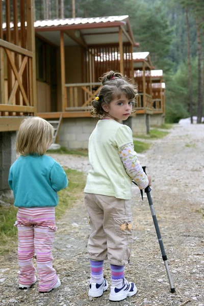 Rodinný venkovní dovolená chůzi na horách — Stock fotografie