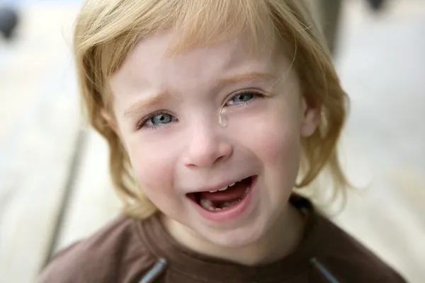 Sevimli sarışın küçük kız portre ağlıyor — Stok fotoğraf
